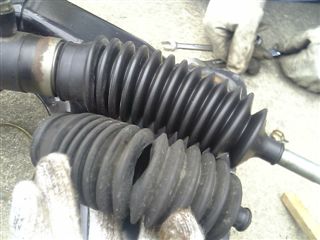 自動車のブーツが破れて車検が通らないのでブーツを交換した写真